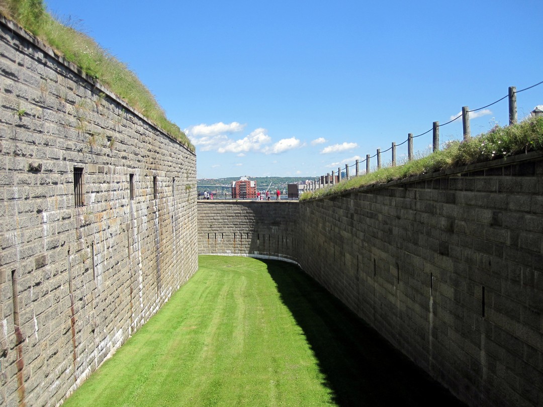 Halifax, Nova Scotia, Canada. 5th Sep, 2005. The Fort George defense wall,  a fortified summit of Citadel Hill, a Canadian National Historic Site,  rises above Halifax, Nova Scotia and its harbor. The